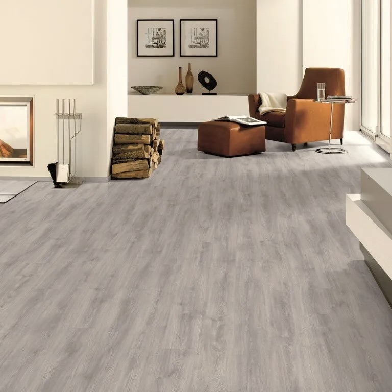 Egger Eiken Grijs laminaat met grijze houtlook in een moderne woonkamer