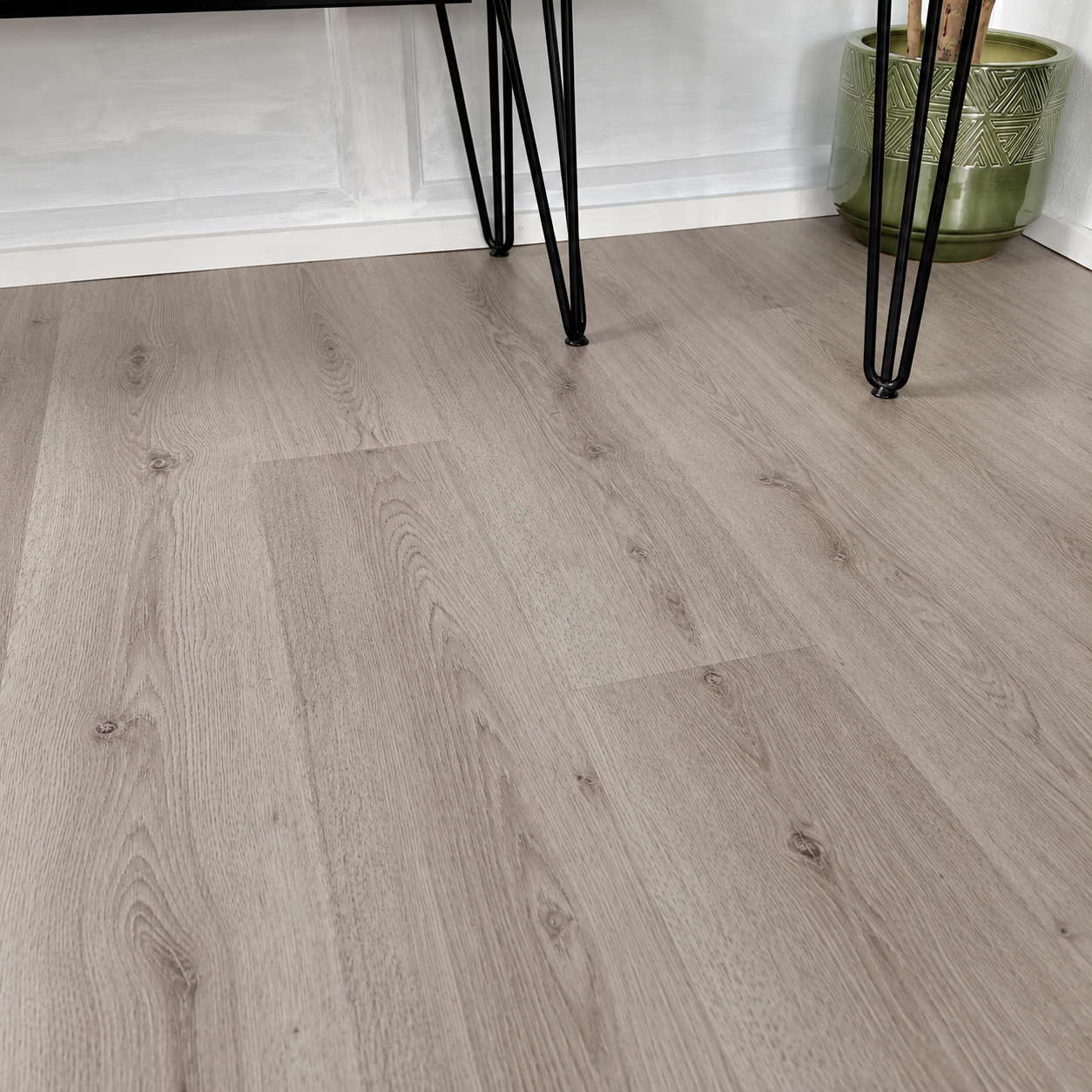 Trend Eik Grijs laminaat van Kronotex met grijze eikenlook in een moderne woonkamer